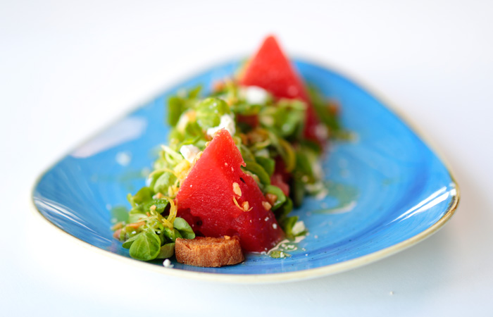 Insalata di anguria dolce di stagione con formaggio di capra e vinaigrette di mandorle e limone