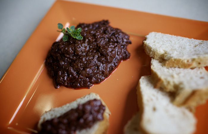 Boudin noir de León avec de l´ananas de El Hierro et des pignons de pin.